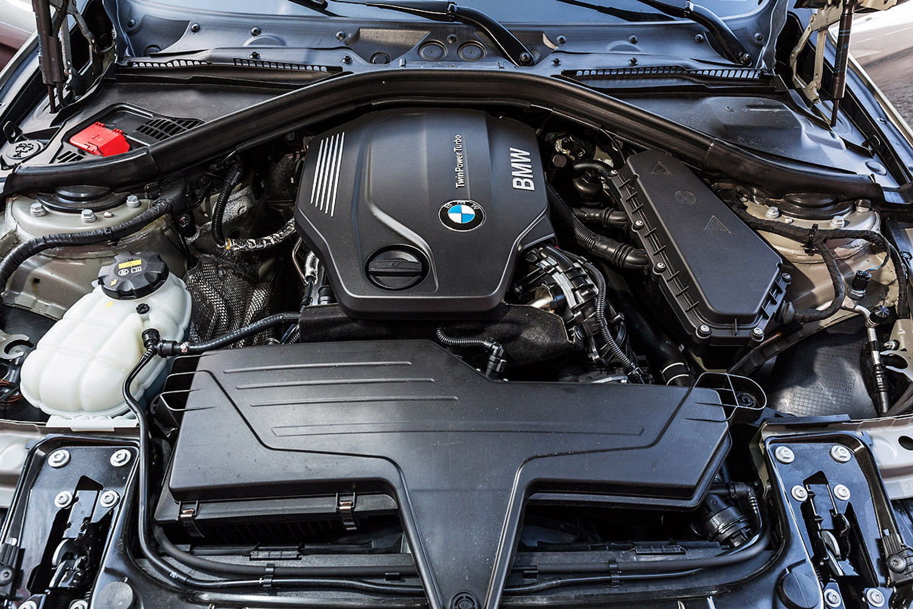 Czy nowe Audi A4 jest lepsze od BMW serii 3?