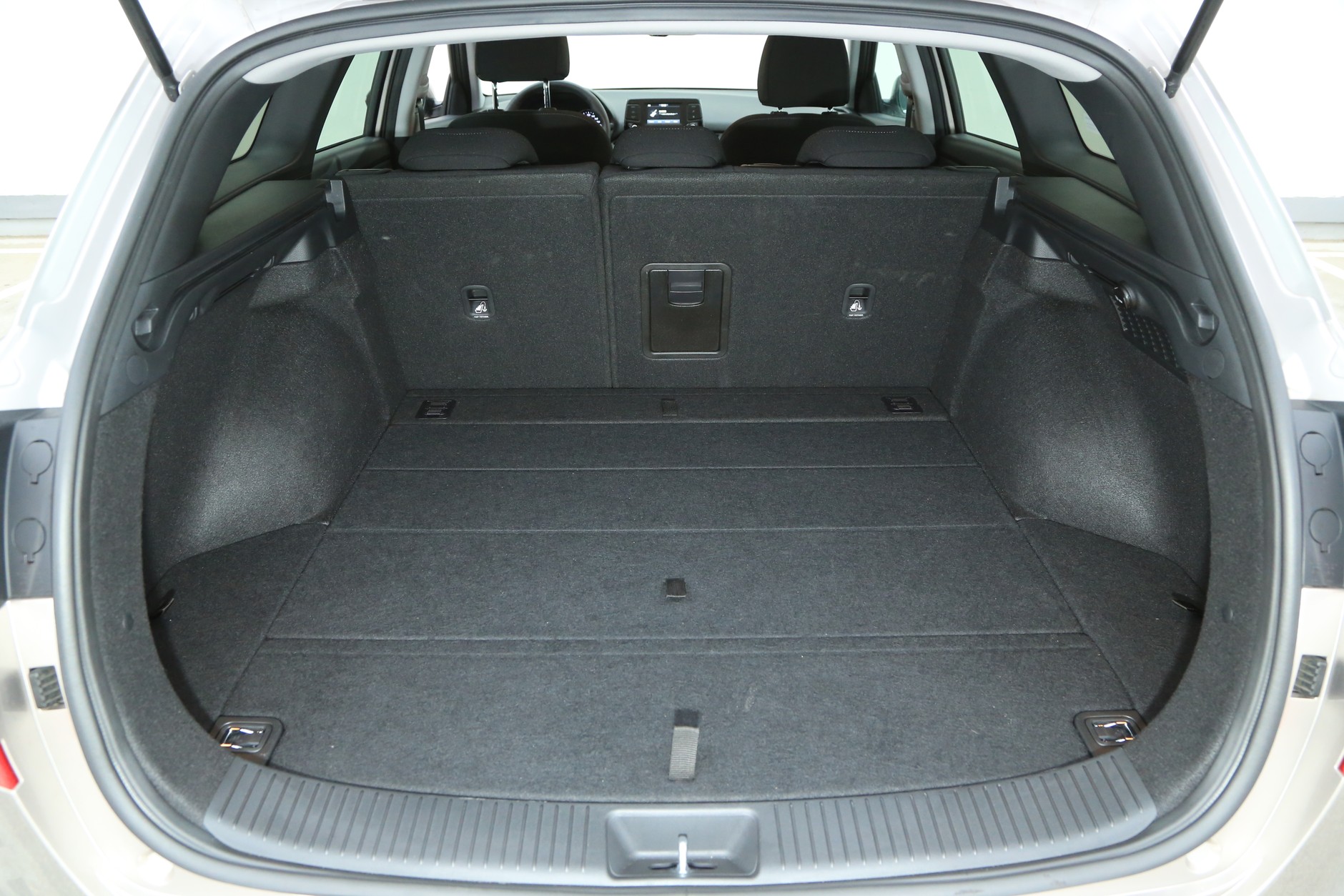 - Pod podłogą przepastnego bagażnika i30 kryją się dodatkowe schowki.