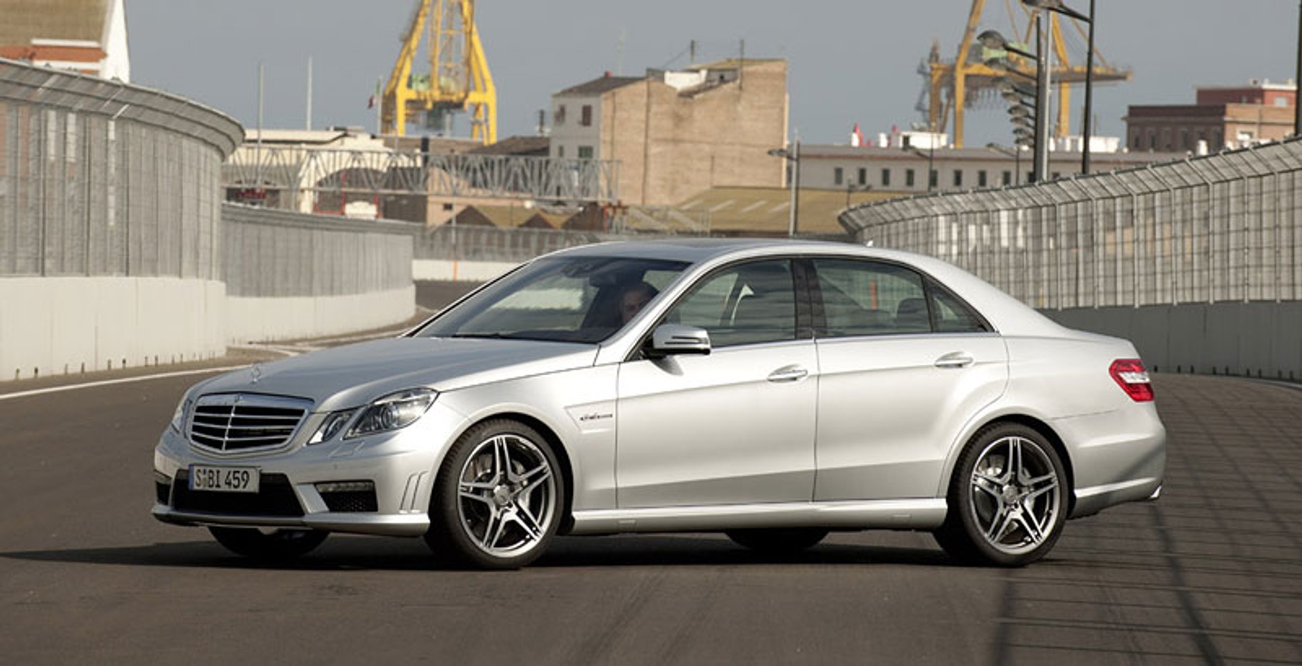 Mercedes-Benz E 63 AMG: pierwsze oficjalne zdjęcia i informacje