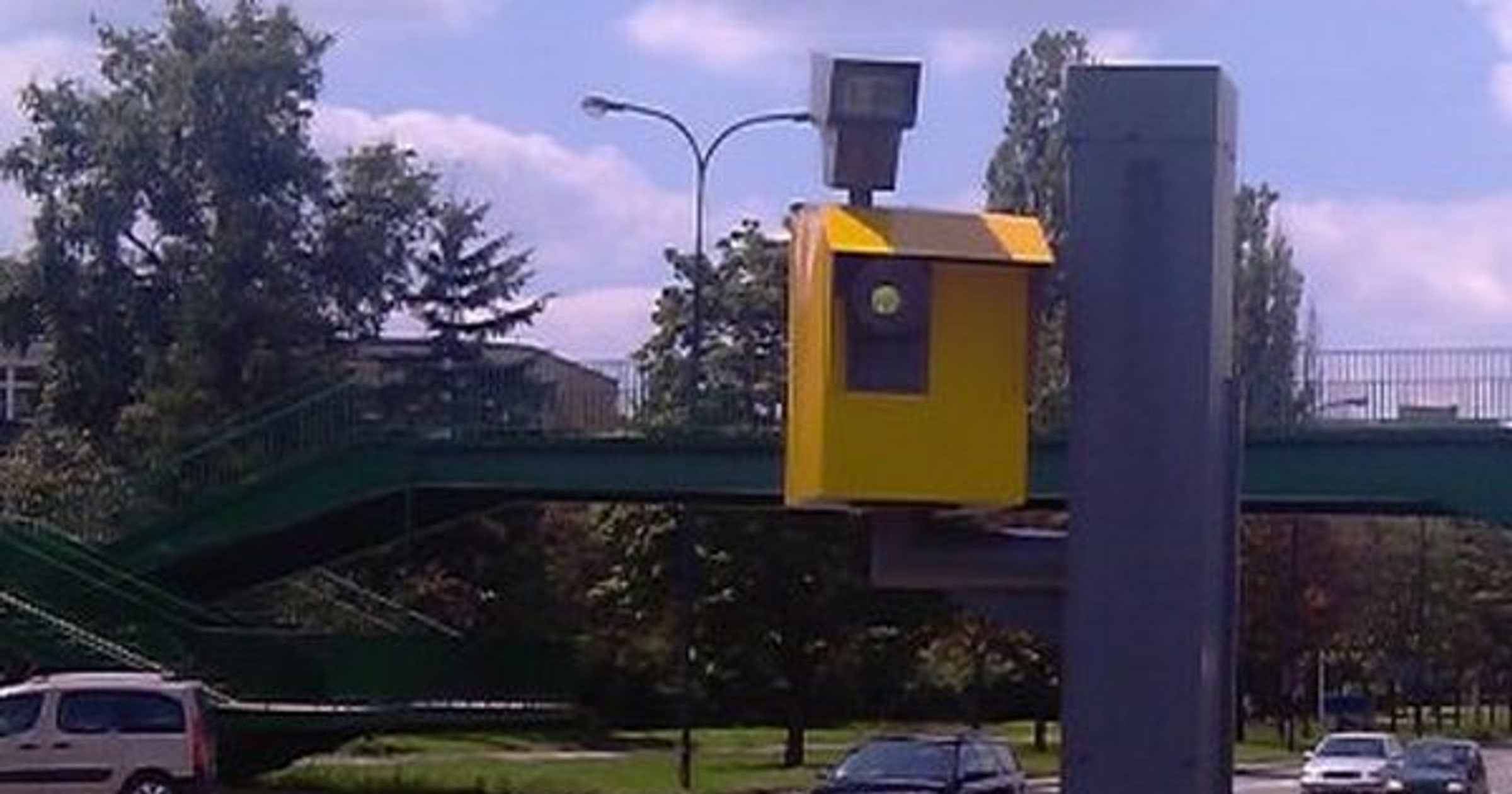 Fotoradar oklejony żółtą taśmą