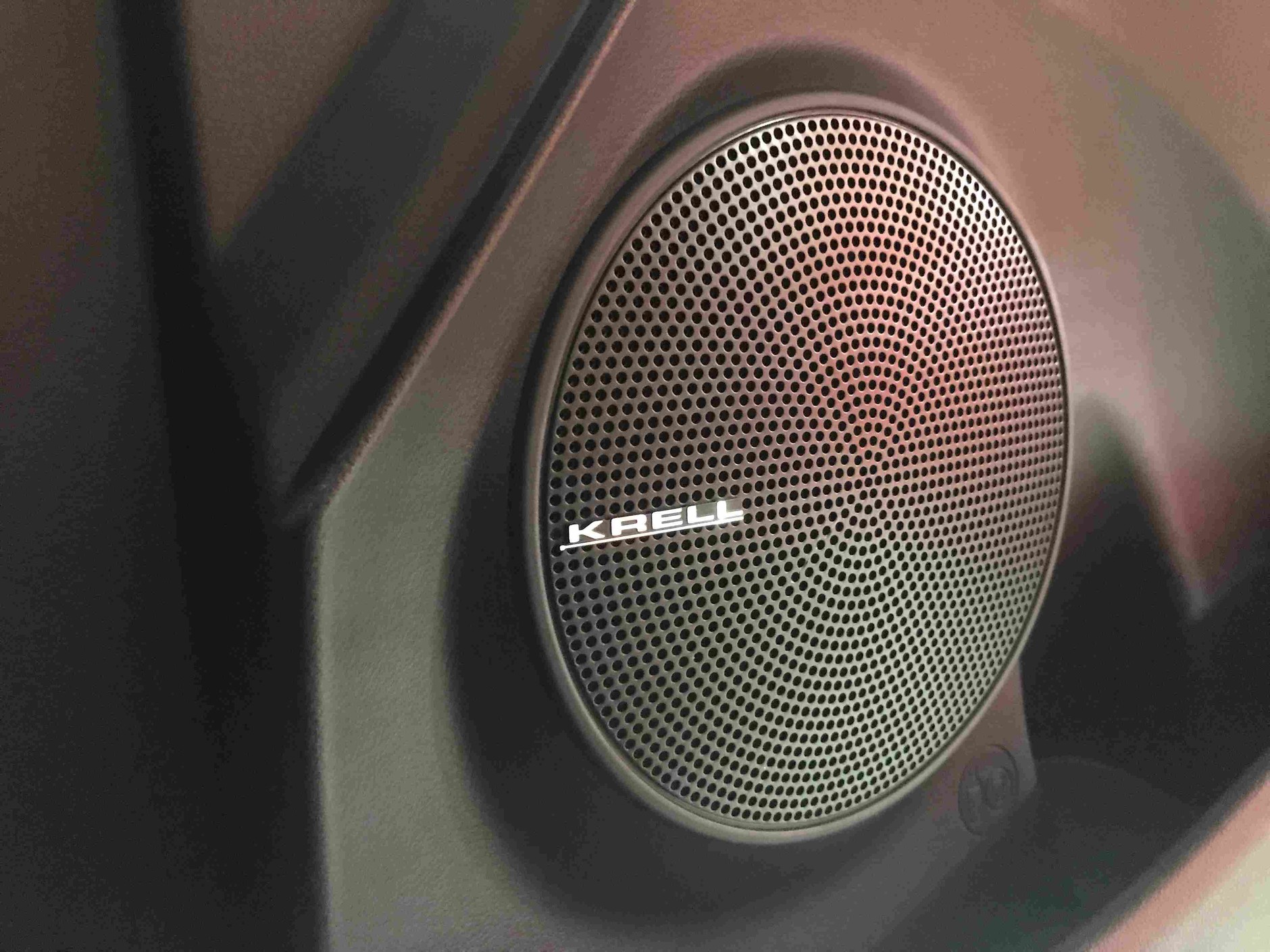 Za system audio odpowiada amerykański Krell. Dużo mocnego basu i ostrych tonów wysokich