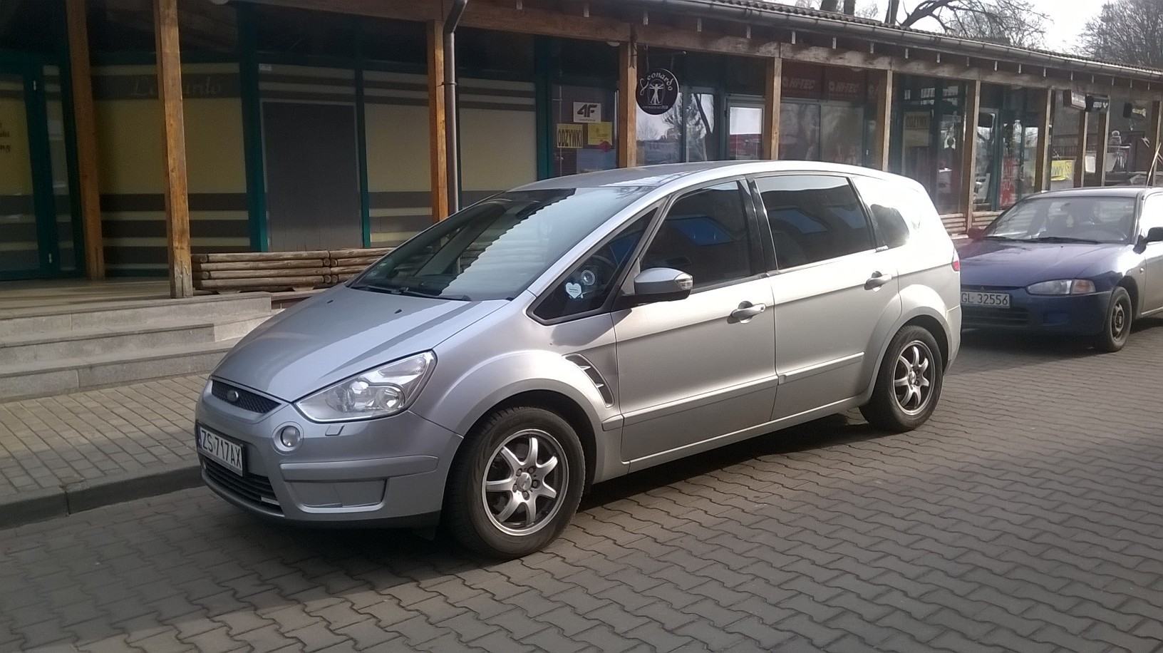 S-Max z uszkodzoną szybą