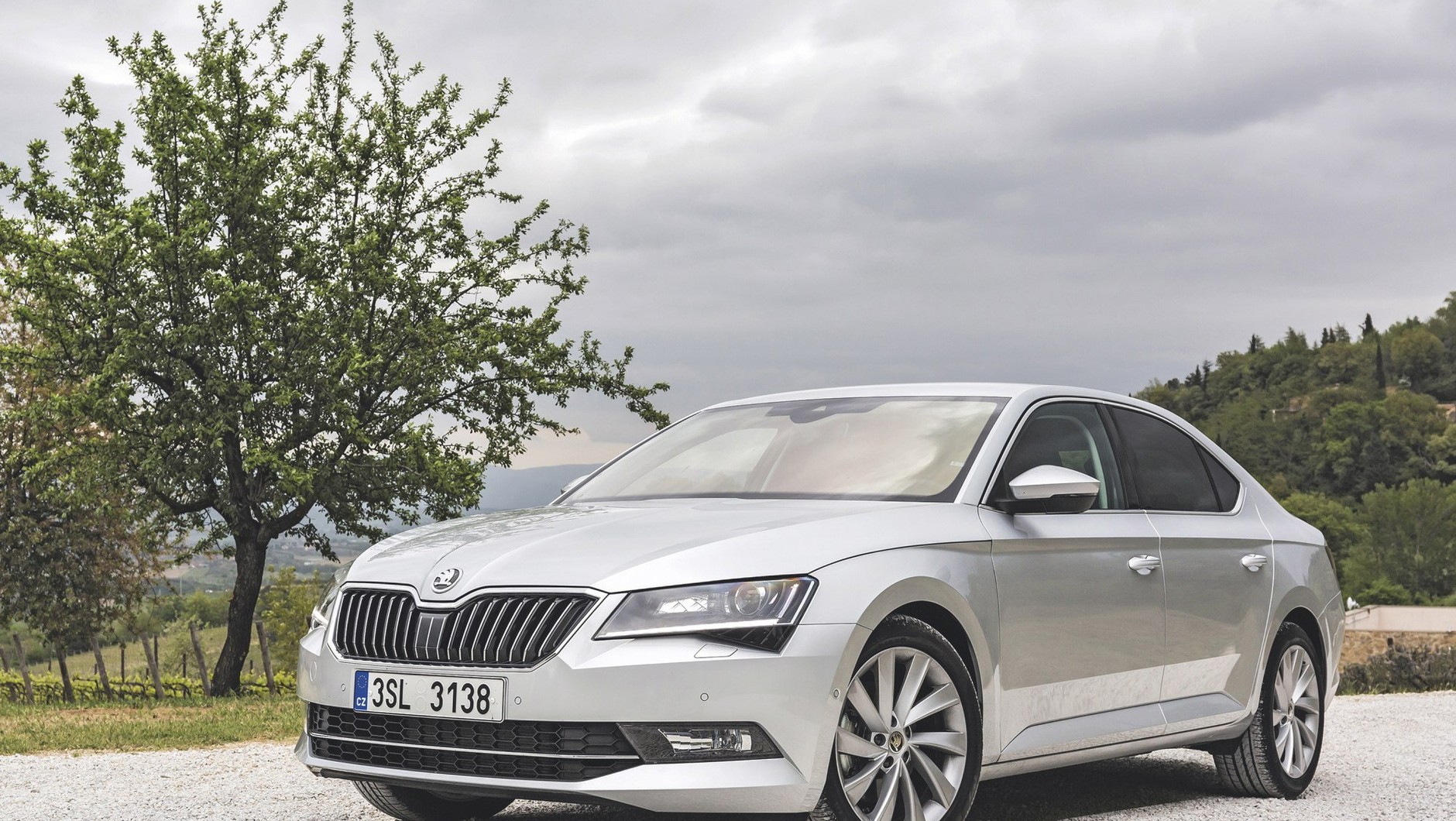Nowa Skoda Superb. Czy to jeszcze popularna marka, czy może fani klasy premium spojrzą na nią przychylnym okiem?