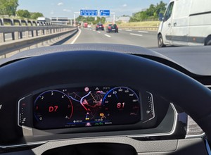 Większy upał, więcej wypadków na drogach. Jak podróżować w czasie upału?