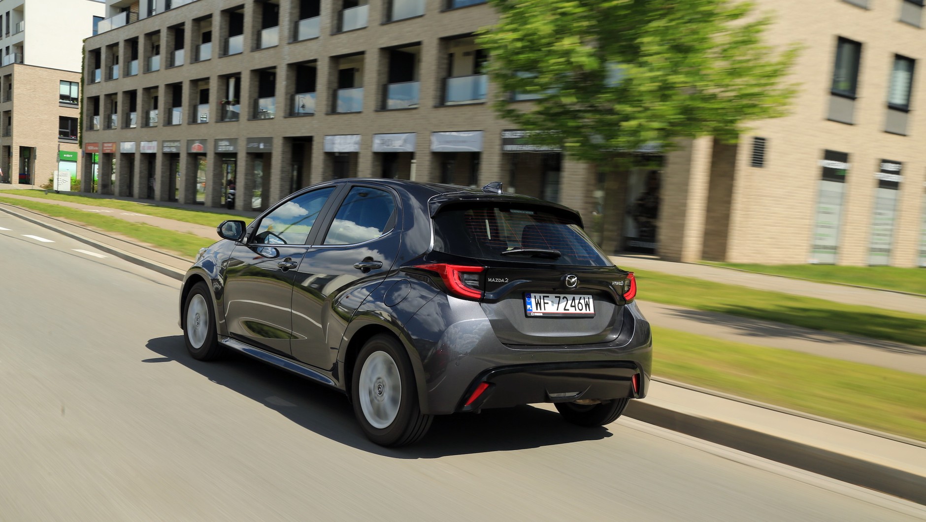 Mazda 2 Hybrid wykorzystuje benzynowy silnik o mocy 92 KM oraz elektryczny generujący 80 KM, natomiast łączna moc układu hybrydowego to 116 KM. To bliźniacza konstrukcja z napędem, jaki znajdziemy w Toyocie Yaris Hybrid.