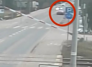 Przejechał slalomem przez zamknięty przejazd. W oddali widać już policyjne "koguty"