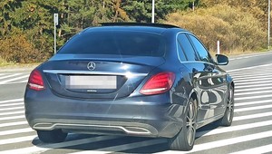Kupił Mercedesa na podstawie ustnej umowy sprzedaży. Teraz ma poważne kłopoty