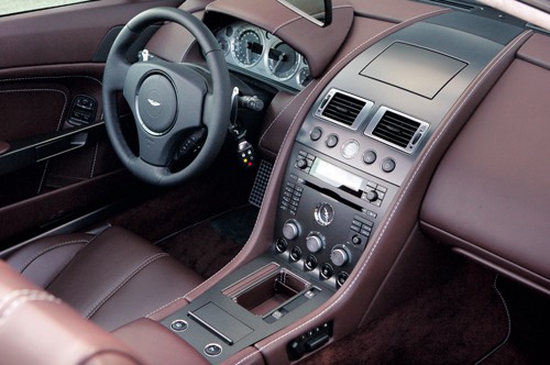 Aston Martin V8 Vantage Roadster - Od pierwszego wejrzenia