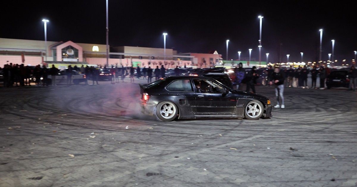 Nielegalny zlot samochodowy. Drift na parkingu pod supermarketem (zdj. ilustracyjne)