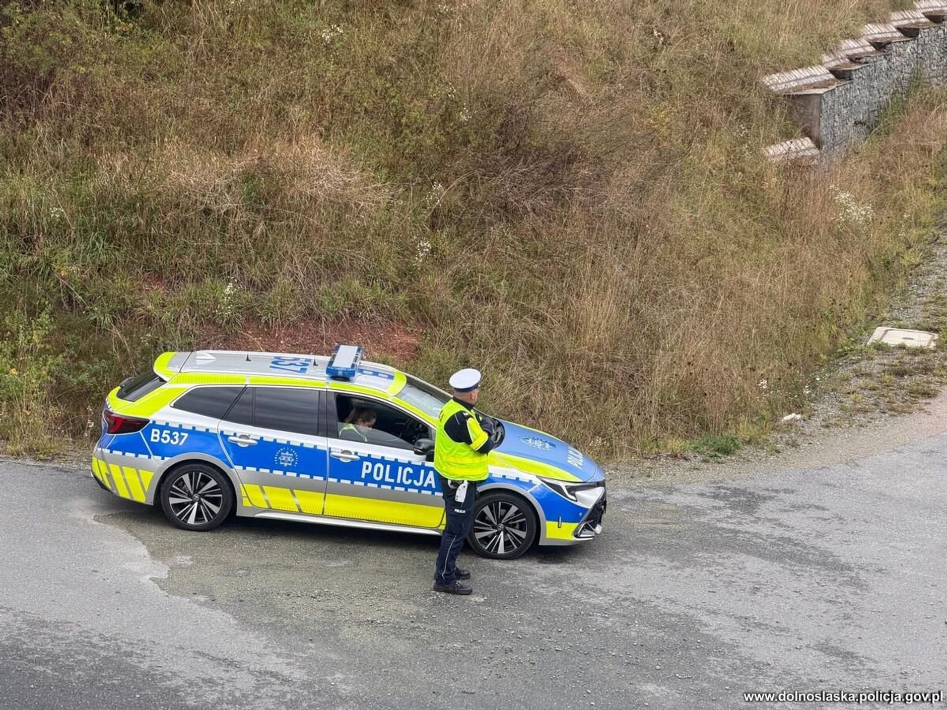 Patrol policji w pobliżu przejazdu kolejowego