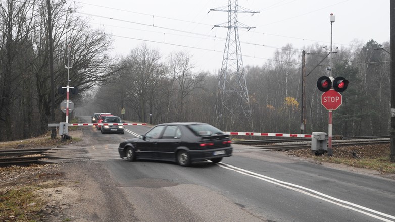 Jak bezpiecznie przejechać przez przejazd kolejowy? Czyli - Nie igraj z pociągiem