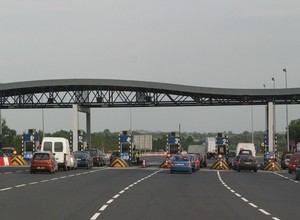 Bezpieczna jazda autostradą - przepisy, dobre obyczaje, kontrole, opłaty