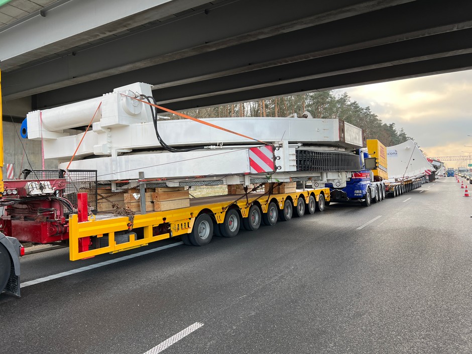 Transport gigantycznej maszyny czeka przed wjazdem do Warszawy na drodze ekspresowej S8 w pobliżu węzła Janki