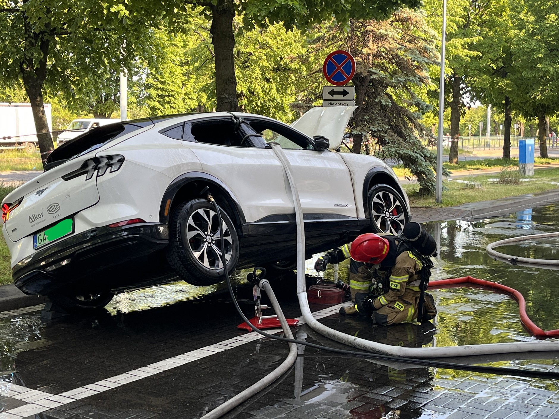 Pożar Forda Mustanga Mach-E w Gdańsku: gaszenie trwało krótko, ale później godzinami schładzany był akumulator.