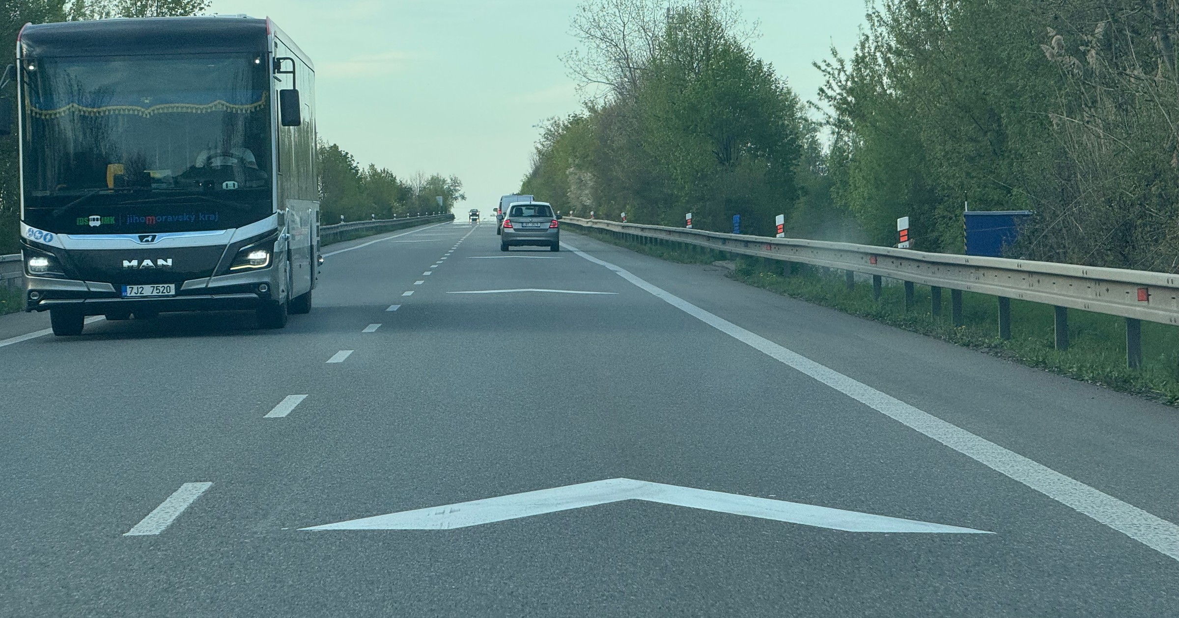 Strzałki na drodze w Czechach, wcale nie określają kierunku jazdy