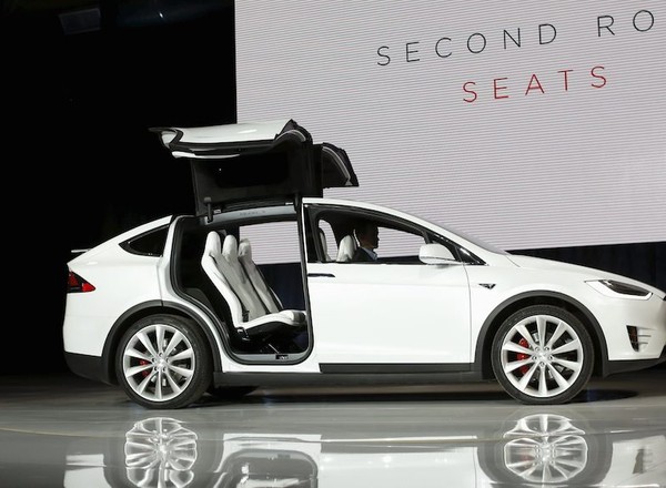 Tesla X – elektryczny, 7-osobowy SUV debiutuje w Tokio