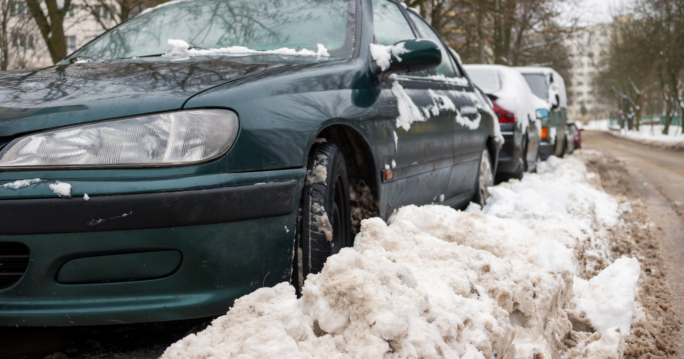 Zimą lepiej zostawiać auto na biegu czy z zaciągniętym hamulcem ręcznym?
