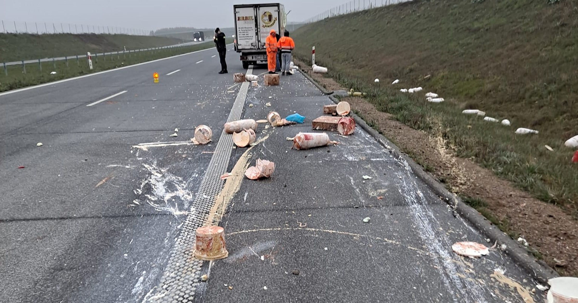 Jedzenie rozsypane na trasie S7