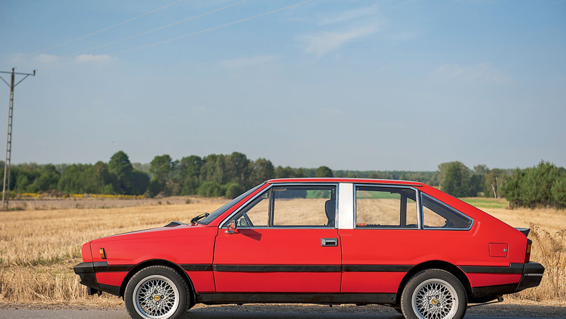 Szeroki słupek B z nakładką wykonaną z aluminium to jeden z elementów 
odróżniających Poloneza Coupé od 3d