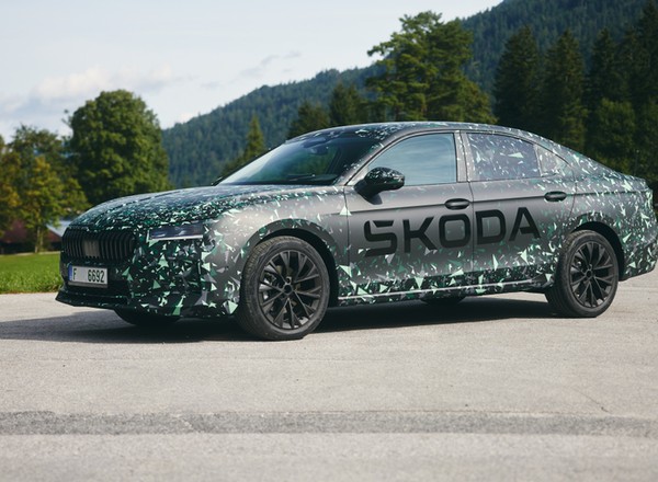 Nowa Skoda Superb coraz bliżej. Czesi uchylają rąbka tajemnicy