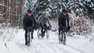 Jedna czwarta Polaków nie rezygnuje z roweru w zimie. O czym pamiętać w tym okresie?