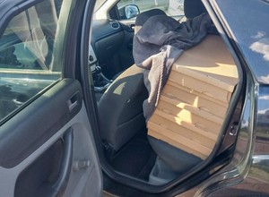 Zatrzymali auto do kontroli. Okazało się, że było wypakowane kartonami z nielegalnym towarem