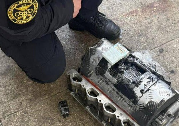 Pieniądze przemytnicy ukryli w skrytce – spreparowanym kolektorze ssącym Mercedesa