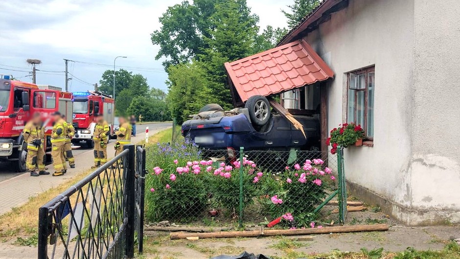 Samochodem wjechał do czyjegoś domu