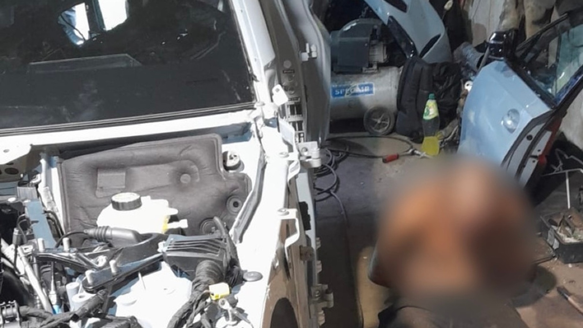 Policjanci weszli do "dziupli". Złodzieje wpadli na demontażu BMW wartego pół miliona