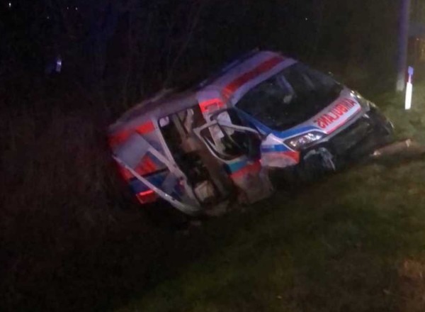 Karetka na sygnale zderzyła się z peugeotem. Zginął ratownik medyczny