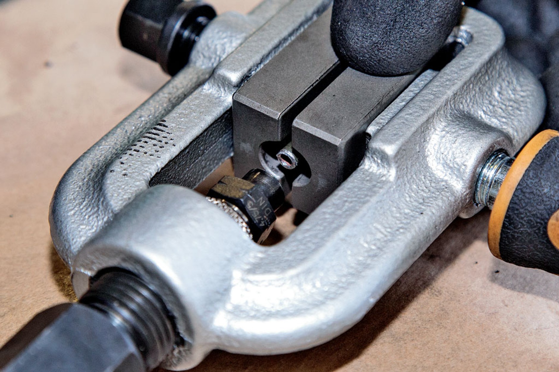 Wymiana przewodów hamulcowych i paliwowych krok po kroku