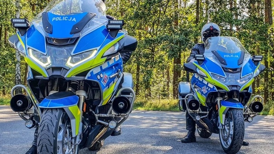 Jeździł motocyklem po chodniku. Policjanci go zatrzymali i wszystko się wydało