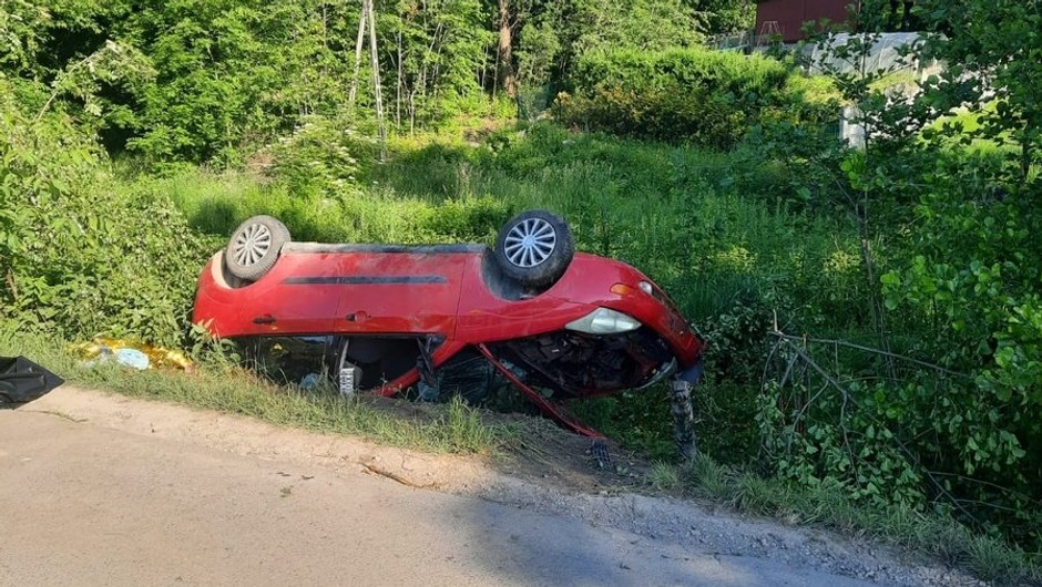 Uderzyła w barierki i dachowała w rowie. 20-latka nie przeżyła