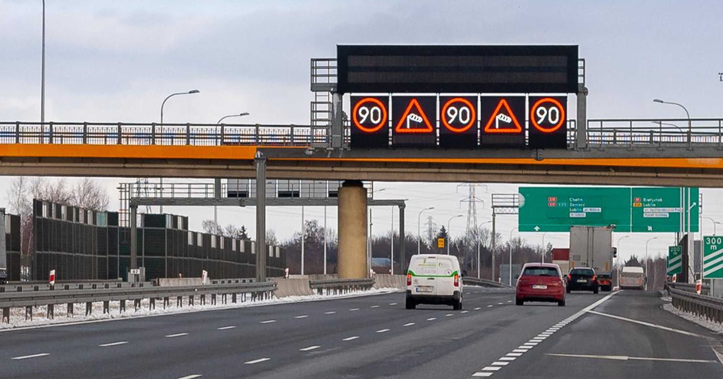 Dynamiczne znaki drogowe pełnią ważną funkcję w zapewnieniu bezpieczeństwa kierowców.