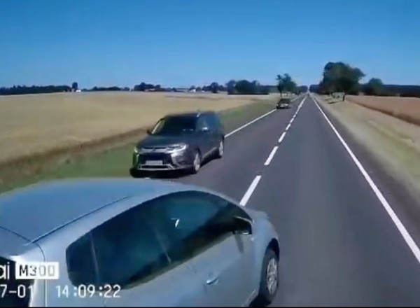 Beztroskie wyprzedzanie mogło skończyć się tragicznie. Policjanci odstąpili od mandatu