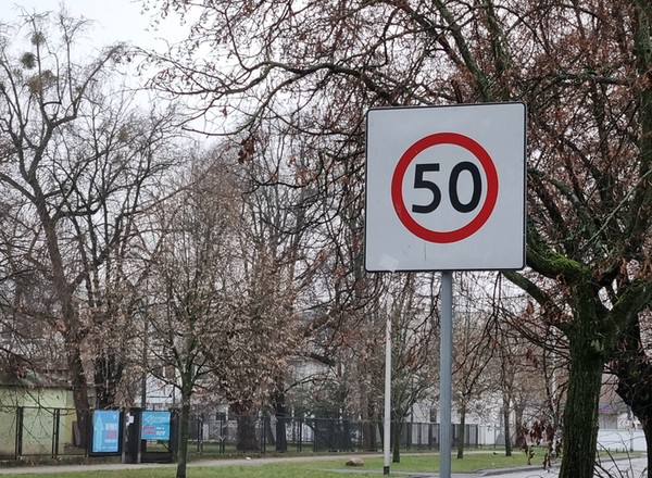 Znak B-43 nie jest standardowym ograniczeniem. Niewiedza może kosztować nawet 2500 zł