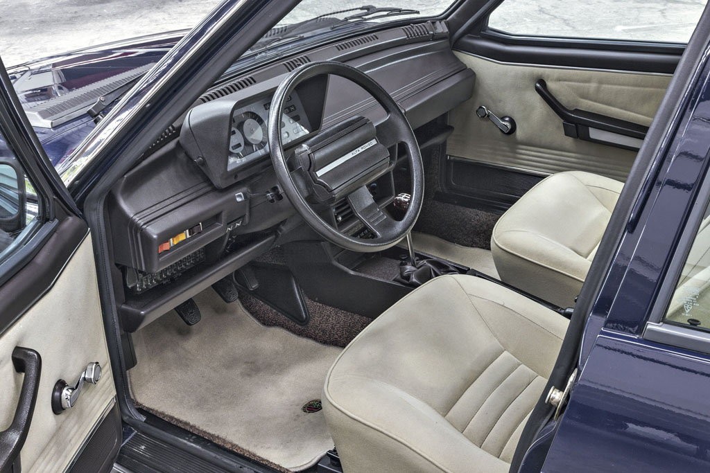 Zamiast chromu i czystych linii jak w Giulii zastosowano tu czarny plastik oraz dużo płaskich powierzchni.