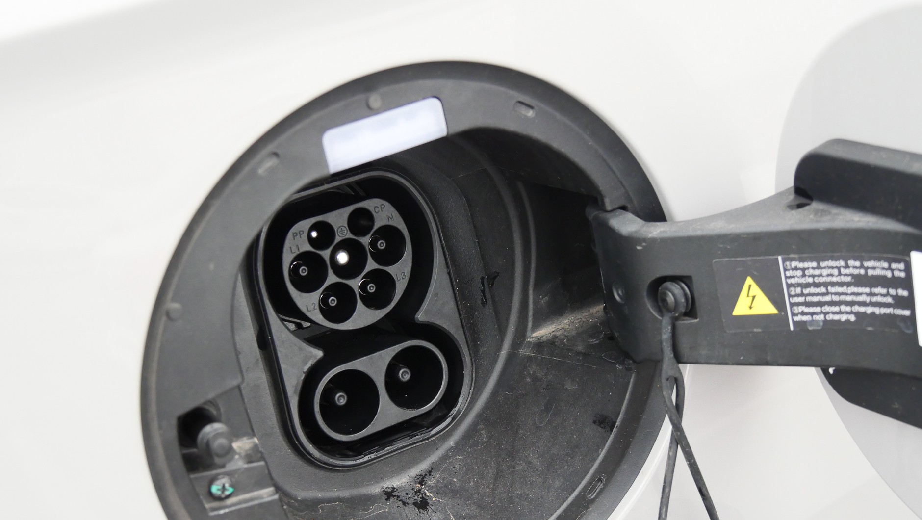 BYD Seal U DM-i: gniazdo CCS to wciąż jeszcze nie jest oczywiste wyposażenie hybrydy plug-in. Szkoda, że ten model nie wykorzystuje w pełni potencjału tego standardu.
