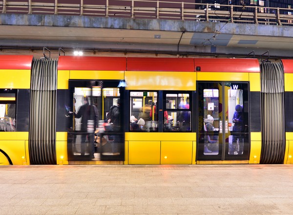 Warszawa: w autobusach i tramwajach usłyszymy głos Tomasza Knapika i jego syna Macieja