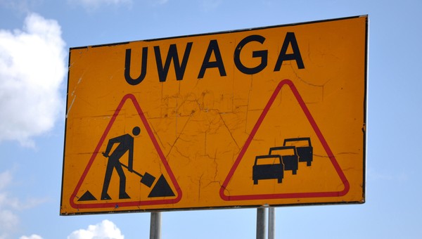 Trafiła kosa na kamień. TIR musiał cofać przez całą długość zwężenia 