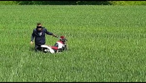 Motocyklista wjechał w osobówkę. "Zgubił" pasażera i uciekł w pole [WIDEO]