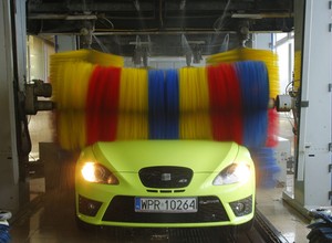 Jak umyć auto - wady i zalety poszczególnych myjni