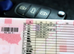 Zapanował boom na nowy kod w prawie jazdy. Ci, co mają kat. B, płacą 200 zł, nie robią kursu i dostają nowe uprawnienia