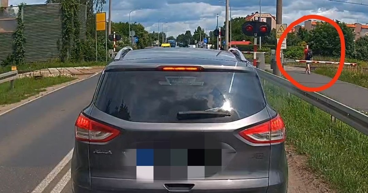 Pieszy zignorował czerwone światło na przejeździe kolejowym
