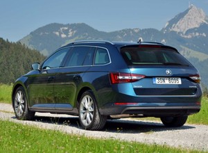 Używana Toyota Camry czy Skoda Superb? Mechanik wybrał faworyta. "Prawie szóstka"