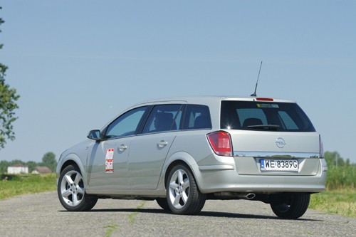 Opel Astra kombi 2.0 Turbo - Pocisk z bagażnikiem