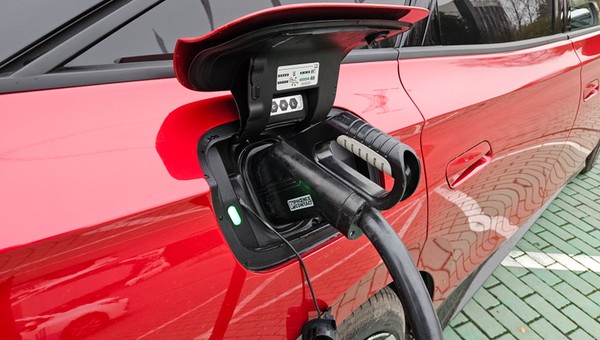 Ile kosztuje ładowanie auta elektrycznego? Gigantyczne różnice u operatorów