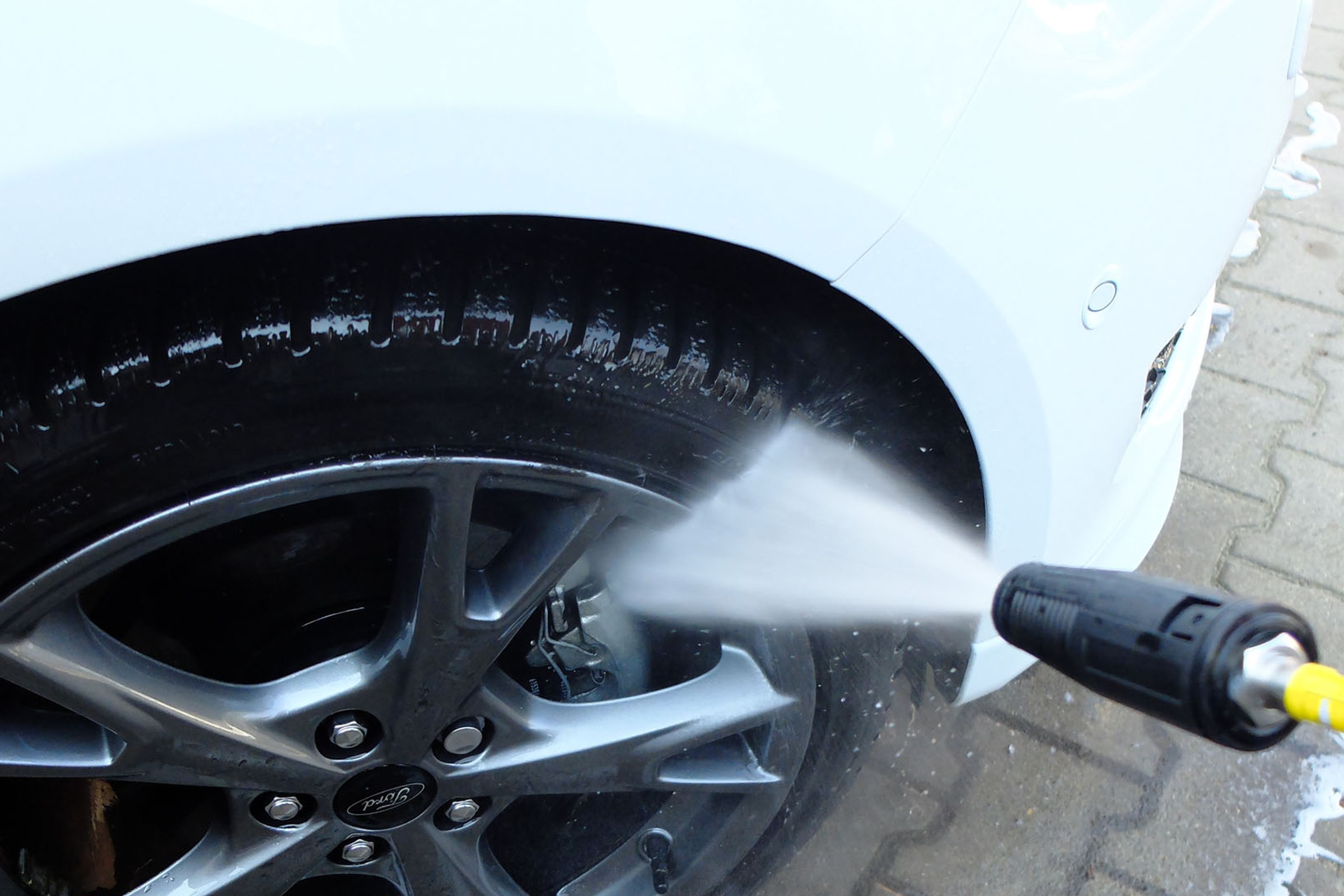 Nie myj tak auta. Mechanik wyjaśnia, dlaczego to niebezpieczne