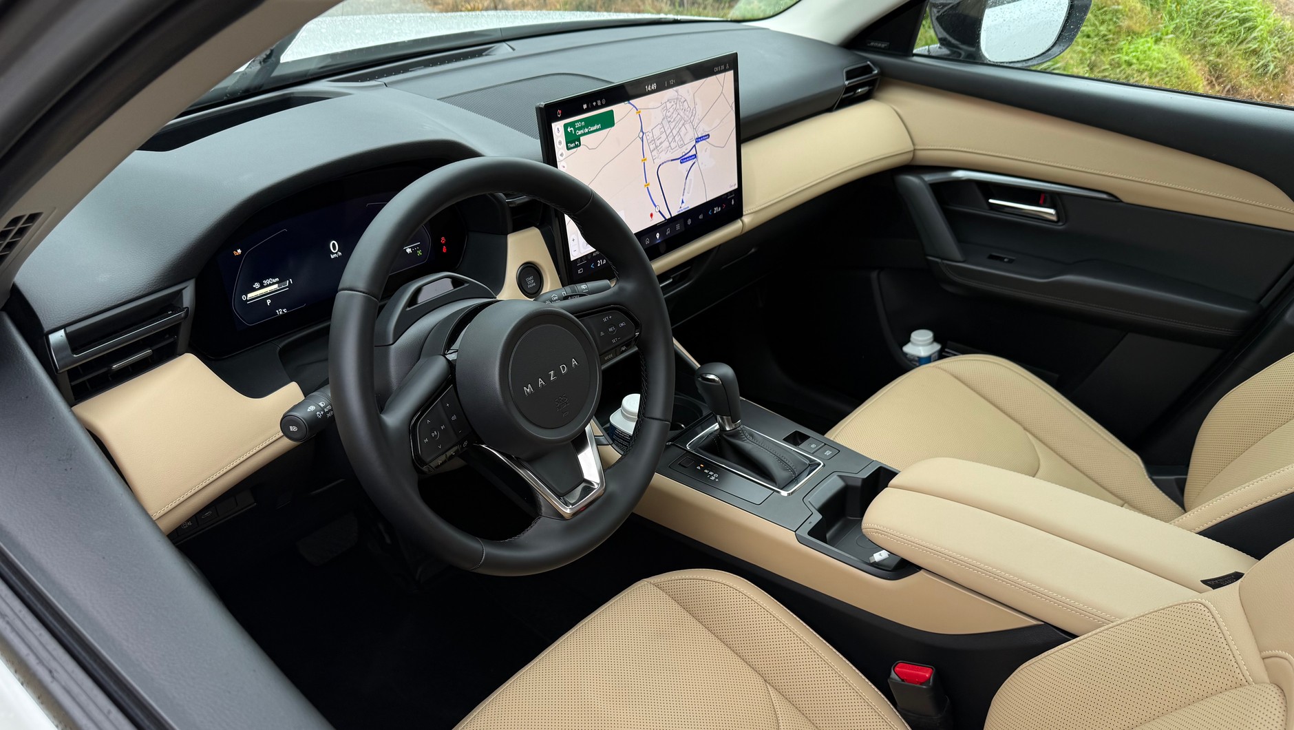 Nowa Mazda CX-5 w najdroższej wersji Homura. Oczywiście, wersja podstawowa będzie miała czarne wnętrze i nieco mniejszy centralny wyświetlacz