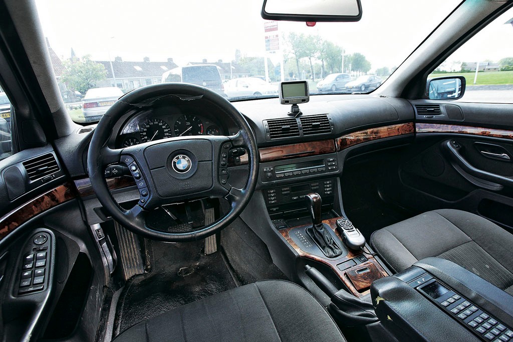 Projekt wnętrza BMW serii 5 (E39) nawet dziś robi niezłe wrażenie. Nieco gorzej wypada trwałość
wykończenia